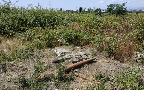 В Лянкяранском поселке Лиман были обнаружены сразу пять противотанковых мин, а также один 10-миллиметровый артиллерийский снаряд - Sputnik Азербайджан