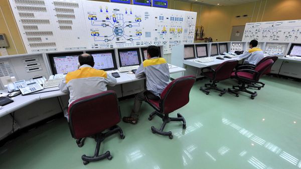 Иранские специалисты работают на АЭС Бушер - Sputnik Азербайджан