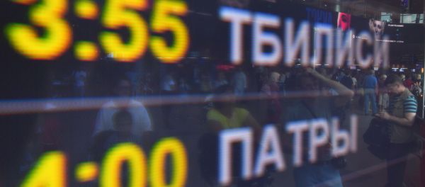 Информационное табло с расписанием авиарейсов в аэропорту Домодедово - Sputnik Азербайджан
