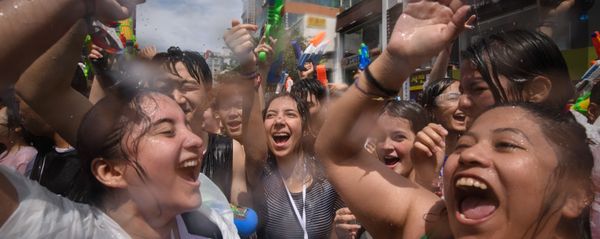 Участники сражения с водяными пистолетами в Сеуле, Южная Корея   - Sputnik Азербайджан