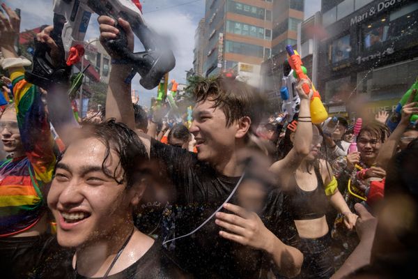Участники сражения с водяными пистолетами в Сеуле, Южная Корея   - Sputnik Азербайджан