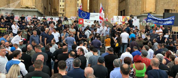 Акция протеста у парламента Грузии. 8 июля 2019 года - Sputnik Азербайджан