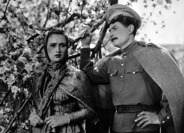 Большая актриса, начавшая с маленьких ролей: к юбилею Зинаиды Кириенко Большая актриса, начавшая с маленьких ролей: к юбилею Зинаиды Кириенко - Sputnik Азербайджан