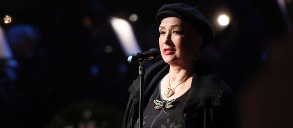 Актриса Зинаида Кириенко на церемонии прощания с актрисой Элиной Быстрицкой в Малом театре в Москве (2019) - Sputnik Азербайджан