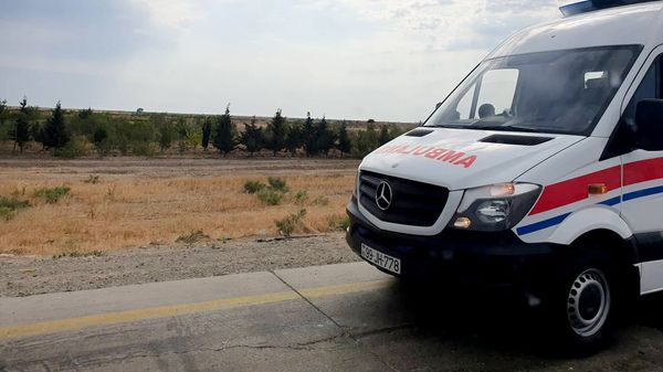 Qəza baş verən ərazidə təcili tibbi yardım avtomobili Qəza baş verən ərazidə təcili tibbi yardım avtomobili - Sputnik Азербайджан