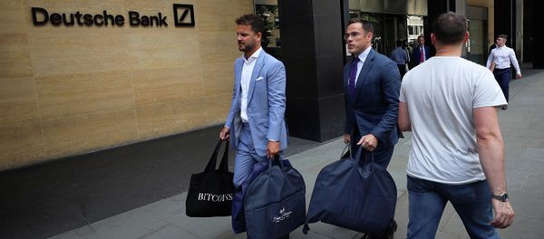 Мужчины выходят из здания офиса Deutsche Bank в Лондоне - Sputnik Азербайджан