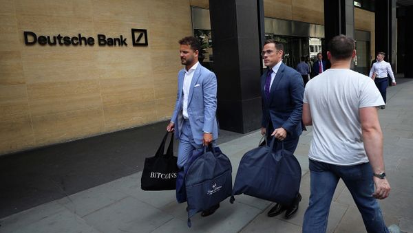 Мужчины выходят из здания офиса Deutsche Bank в Лондоне - Sputnik Азербайджан