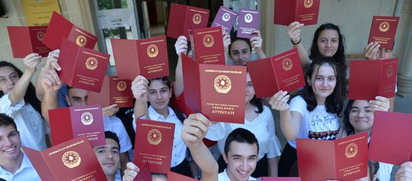 Выпускникам школ вручили аттестаты - Sputnik Азербайджан