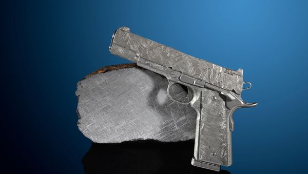 Пистолет сделанный из метеорита - Sputnik Азербайджан