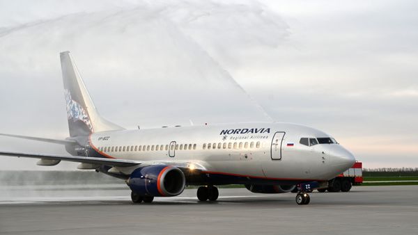 Самолет Боинг 737-700 авиакомпании Nordavia на летном поле - Sputnik Азербайджан