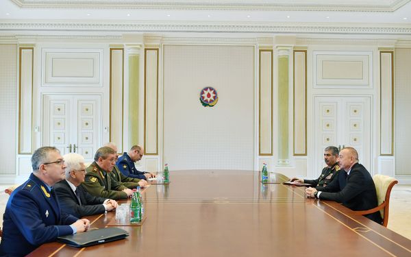 Президент Ильхам Алиев провел встречи с американским и российским генералами - Sputnik Азербайджан