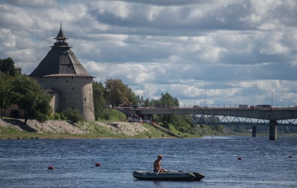 Покровская башня псковского кремля и мост через реку Великую в Пскове - Sputnik Азербайджан