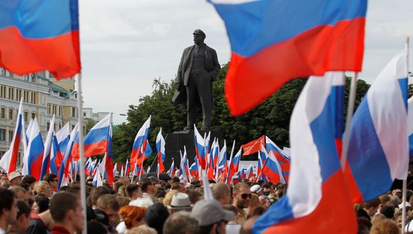 Люди возле памятника Ленину во время шествия, посвященного Дню России, в  Донецке, Украина - Sputnik Азербайджан