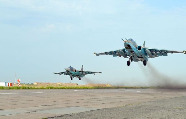 Азербайджан поднял в небо штурмовики - видео - Sputnik Азербайджан