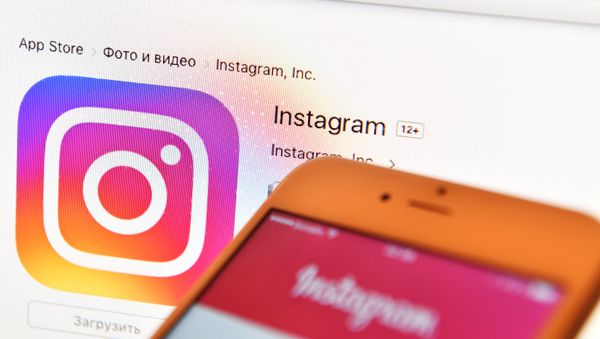 Иконка социальной сети Instagram на экране ноутбука - Sputnik Азербайджан