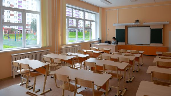 Учитель в классе, фото из архива - Sputnik Азербайджан