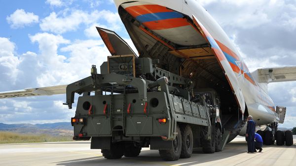 Первые части российской системы противоракетной обороны С-400 выгружены с российского самолета в аэропорту Муртед, известном как авиабаза Акинчи, недалеко от Анкары, Турция - Sputnik Азербайджан
