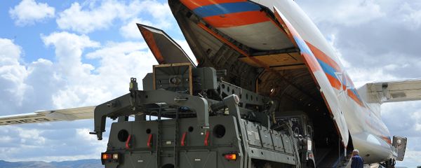 Первые части российской системы противоракетной обороны С-400 выгружены с российского самолета в аэропорту Муртед, известном как авиабаза Акинчи, недалеко от Анкары, Турция Первые части российской системы противоракетной обороны С-400 выгружены с российского самолета в аэропорту Муртед, известном как авиабаза Акинчи, недалеко от Анкары, Турция - Sputnik Азербайджан