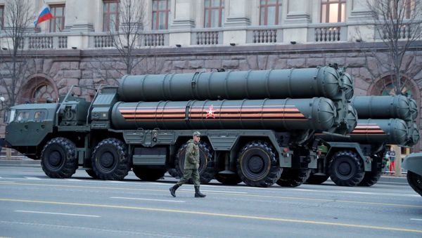 Российский военнослужащий проходит мимо ракетных систем ПВО С-400 перед началом парада по случаю годовщины победы над нацистской Германией во Второй мировой войне в центре Москвы - Sputnik Азербайджан