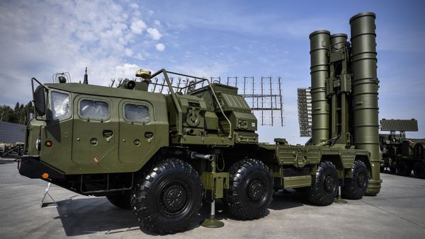 Российская система пуска зенитных ракет С-400 представлена на экспозиционном поле в парке Кубинка Патриот под Москвой - Sputnik Азербайджан