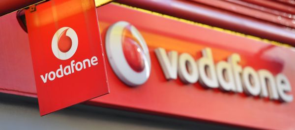 Логотип британского гиганта мобильной связи Vodafone приветствует посетителей в их розничном магазине, фото из архива - Sputnik Азербайджан