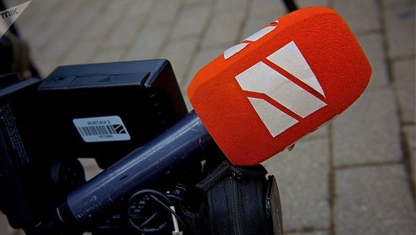 Микрофон с логотипом Рустави-2 - Sputnik Азербайджан