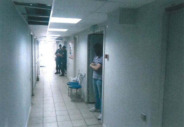 Как уйти из библиотеки-2: осенью 2018 года тюрьма в аэропорту Мариуполя еще существовала Как уйти из библиотеки-2: осенью 2018 года тюрьма в аэропорту Мариуполя еще существовала - Sputnik Азербайджан