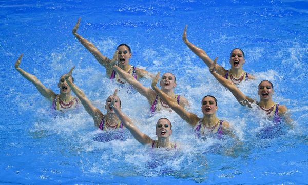 Спортсменки сборной России выступают в технической программе соревнований групп по синхронному плаванию на XVIII чемпионате мира по водным видам спорта в южнокорейском Кванджу - Sputnik Азербайджан