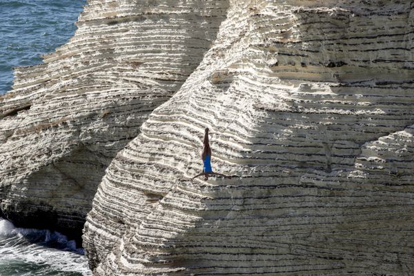 Скалолазка прыгает со скалы в Бейруте во время женских соревнований Red Bull Cliff Diving World Series-2019 - Sputnik Азербайджан