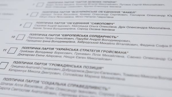 Бюллетень, который будет использоваться на досрочных парламентский выборах на Украине 21 июля 2019 года - Sputnik Азербайджан
