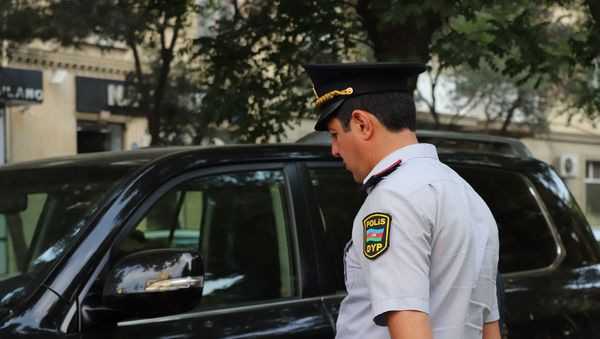 Bakı Şəhər Baş Polis İdarəsi tabeli orqanları, Nərimanov rayon Polis İdarəsinin əməkdaşları və jurnalistlərin iştirakı ilə Nərimanov rayonu ərazisində reyd - Sputnik Азербайджан