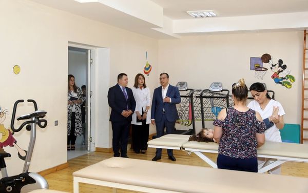 Министр труда и социальной защиты населения Сахиль Бабаев побывал в Детском реабилитационном центре Государственной службы медико-социальной экспертизы и реабилитационной службы при министерстве - Sputnik Азербайджан