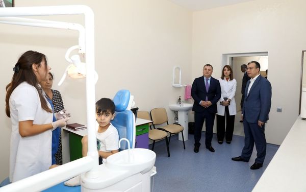 Министр труда и социальной защиты населения Сахиль Бабаев побывал в Детском реабилитационном центре Государственной службы медико-социальной экспертизы и реабилитационной службы при министерстве - Sputnik Азербайджан