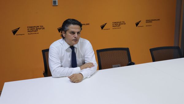 Abdulla Şaiq adına Azərbaycan Dövlət Kukla Teatrının baş rejissoru Qurban Məsimov - Sputnik Азербайджан