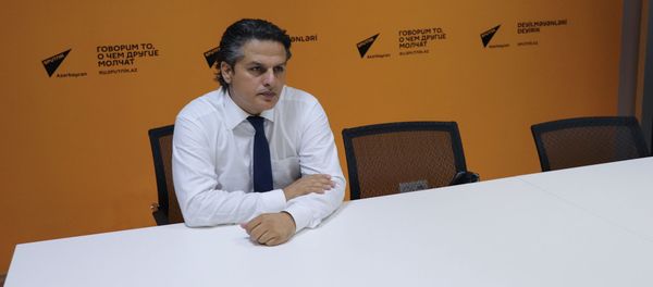 Abdulla Şaiq adına Azərbaycan Dövlət Kukla Teatrının baş rejissoru Qurban Məsimov - Sputnik Азербайджан
