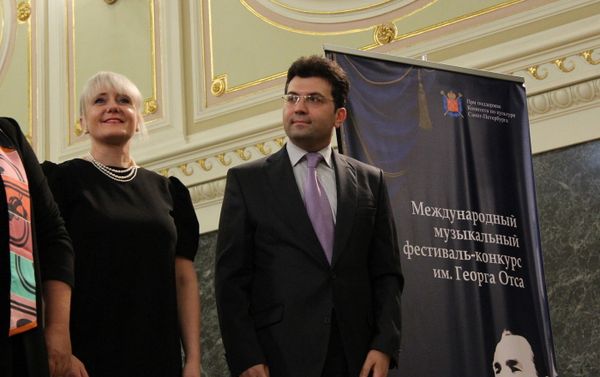 Заслуженный артист Эйюб Гулиев вместе со своими зарубежными коллегами выбрал победителей III Международного оперного фестиваля-конкурса имени Георга Отса, который прошел в Санкт-Петербурге - Sputnik Азербайджан