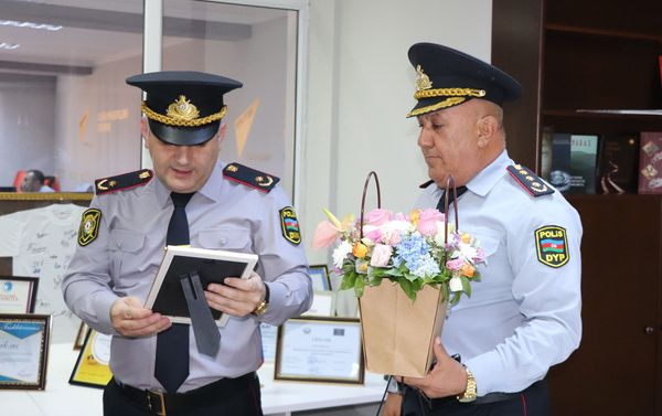 Глава пресс-службы Главного управления полиции города Баку майор Эльшад Гаджиев и глава пресс-службы Государственной дорожной полиции Вагиф Асадов вручили журналисту Sputnik Азербайджан Ираде Джалил благодарственную грамоту - Sputnik Азербайджан