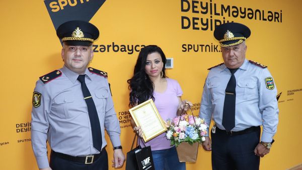 Глава пресс-службы Главного управления полиции города Баку майор Эльшад Гаджиев и глава пресс-службы Государственной дорожной полиции Вагиф Асадов вручили журналисту Sputnik Азербайджан Ираде Джалил благодарственную грамоту - Sputnik Азербайджан