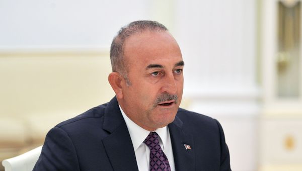 Министр иностранных дел Турции Мевлют Чавушоглу во время встречи с президентом РФ Владимиром Путиным - Sputnik Азербайджан