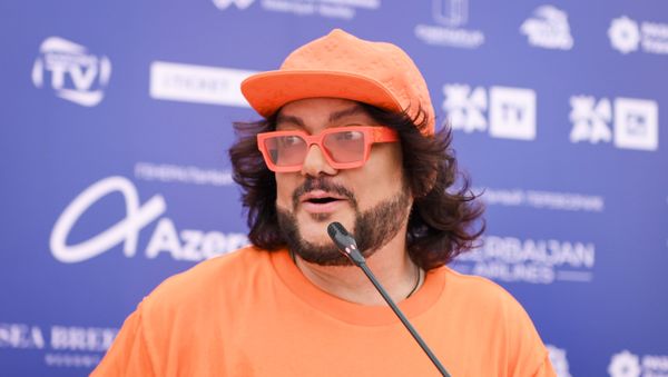 Народный артист России Филипп Киркоров во время пресс-конференции, посвященной открытию международного музыкального фестиваля Жара - Sputnik Азербайджан