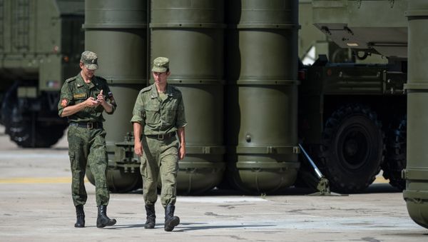 Военнослужащие у зенитно-ракетной системы С-300 - Sputnik Азербайджан