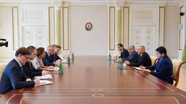 Ильхам Алиев принял делегацию во главе с министром экономики и финансов Франции - Sputnik Азербайджан