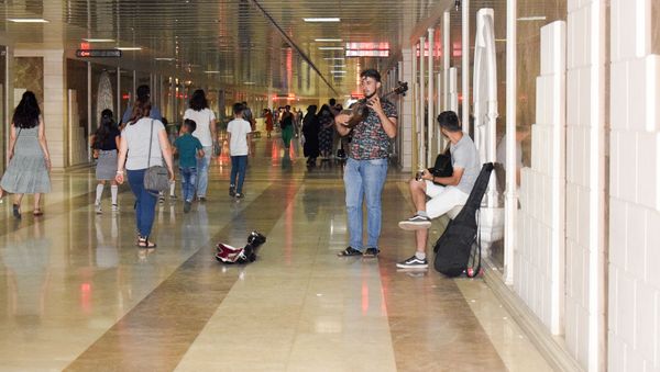 Dənizkənarı Bulvara çıxışı olan keçiddə fəaliyyət göstərən küçə sənətçiləri - Sputnik Азербайджан