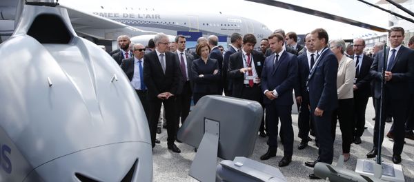 Президент Франции Эммануэль Макрон, министр обороны Франции Флоренс Парли и Гийом Фори, генеральный директор Airbus, посещают стенд Airbus на 53-м международном парижском авиасалоне в аэропорту Ле-Бурже под Парижем - Sputnik Азербайджан