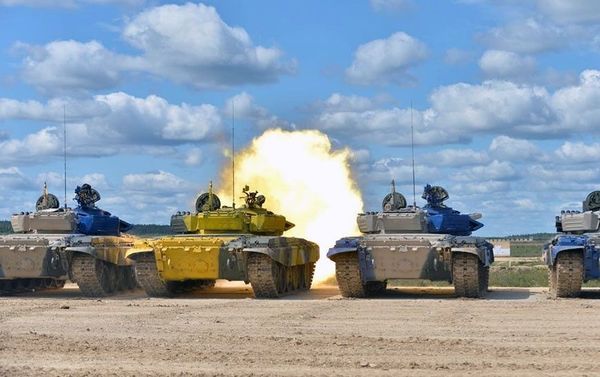 Члены танкового экипажа Азербайджана, участвующие в конкурсе Танковый биатлон, проверили техническое состояние боевых машин - Sputnik Азербайджан