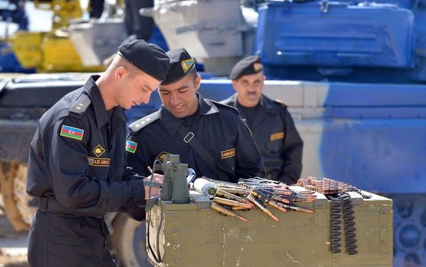 Члены танкового экипажа Азербайджана, участвующие в конкурсе Танковый биатлон, проверили техническое состояние боевых машин - Sputnik Азербайджан