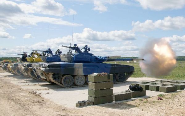 Члены танкового экипажа Азербайджана, участвующие в конкурсе Танковый биатлон, проверили техническое состояние боевых машин - Sputnik Азербайджан