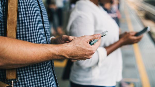 Əlində telefon tutmuş adam, arxiv şəkli - Sputnik Азербайджан