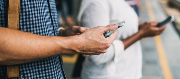 Əlində telefon tutmuş adam, arxiv şəkli - Sputnik Азербайджан