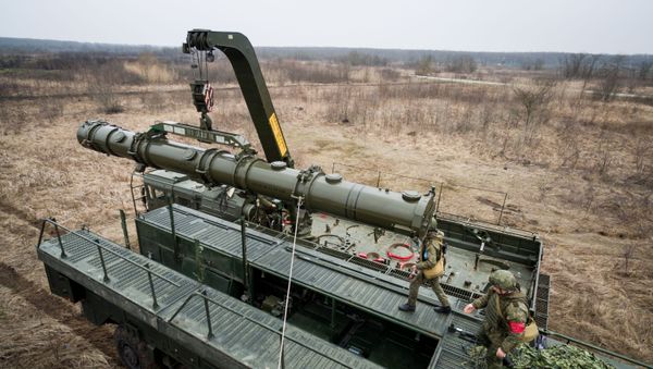 Транспортно-заряжающая машина комплекса Искандер-К , фото из архива - Sputnik Азербайджан